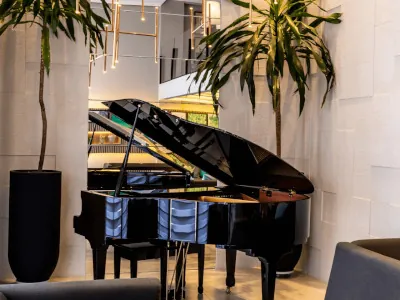 Piano na entrada da clínica
